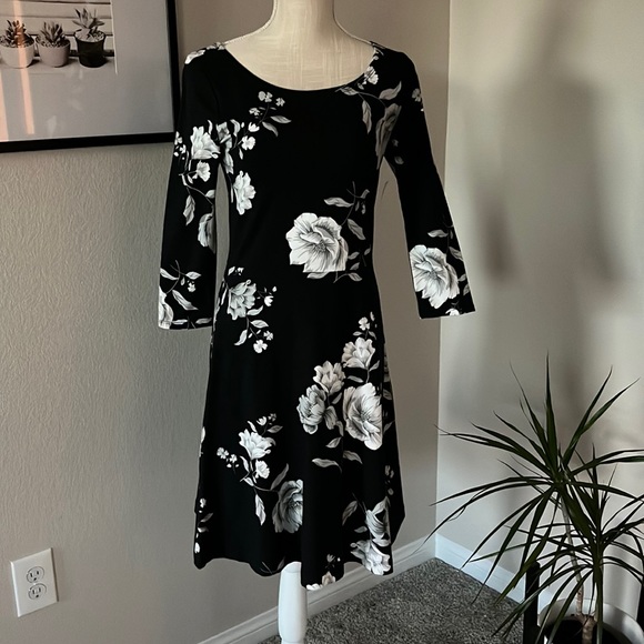 Old Navy Dresses & Skirts - Black & white floral dress